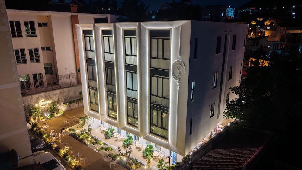 Saturn ApartHotel Tirana 1