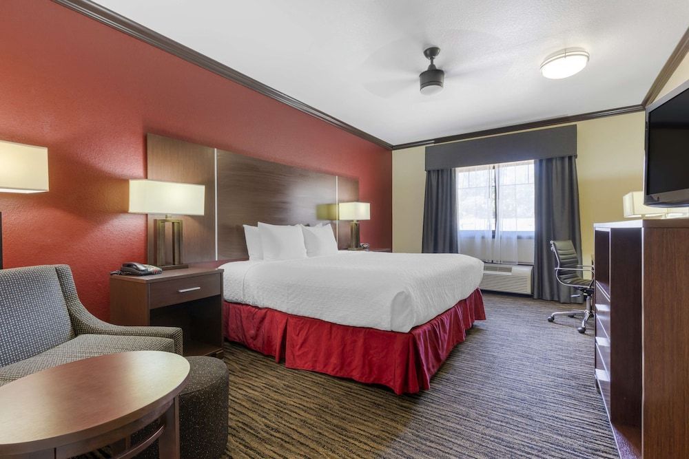 Best Western Plus Classic Inn and Suites 1