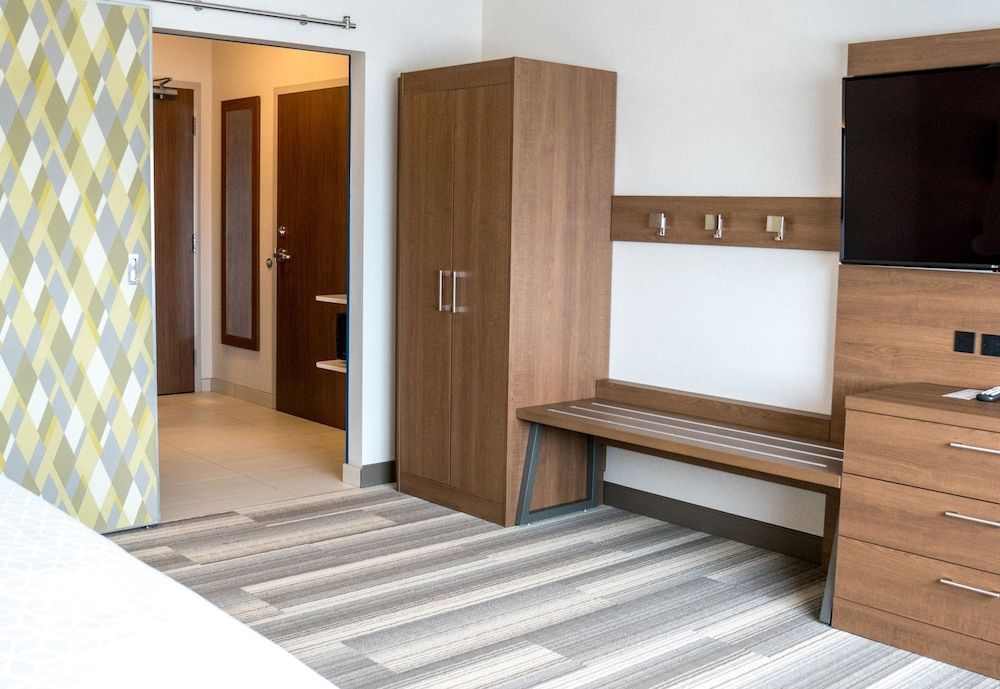 Holiday Inn Express & Suites BRANDON by IHG 2