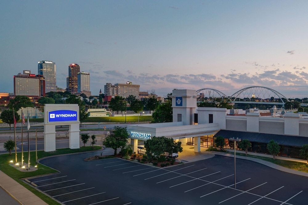 Wyndham Riverfront Hotel 1