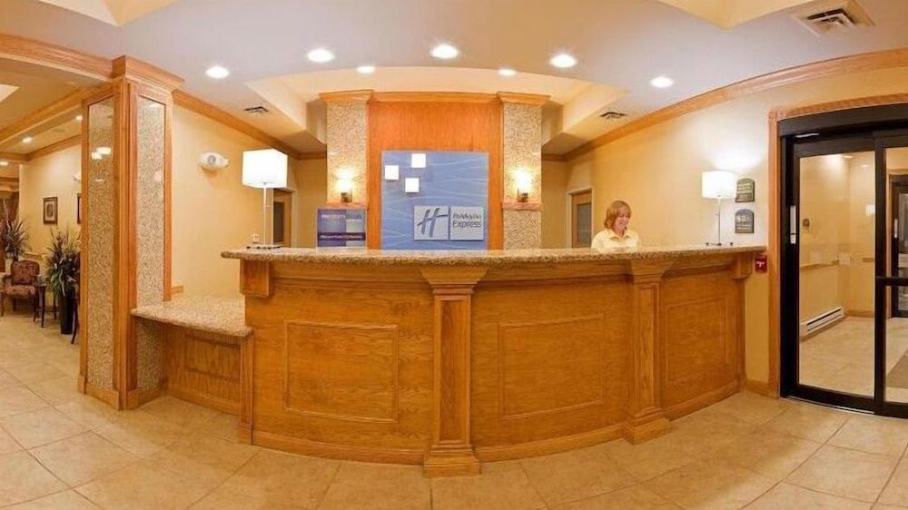 Holiday Inn Express & Suites DETROIT - UTICA by IHG 2