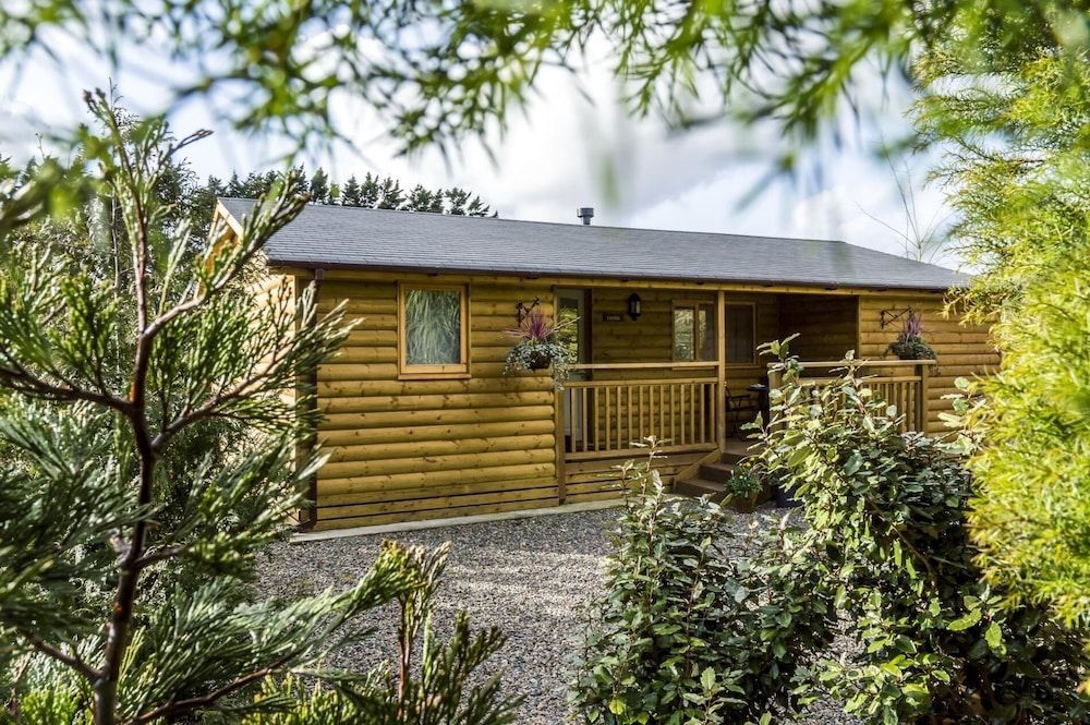 Fern Lodge - 2 Bedroom Log Cabin - Saint Florence - Tenby 1