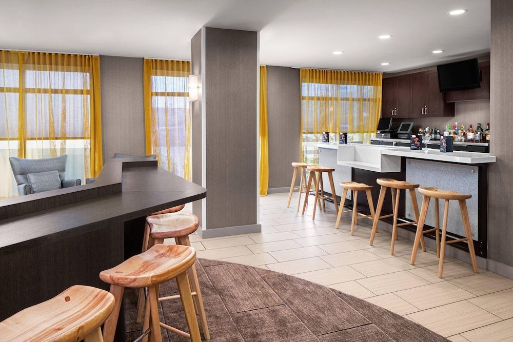 SpringHill Suites Houston Hobby Airport 2