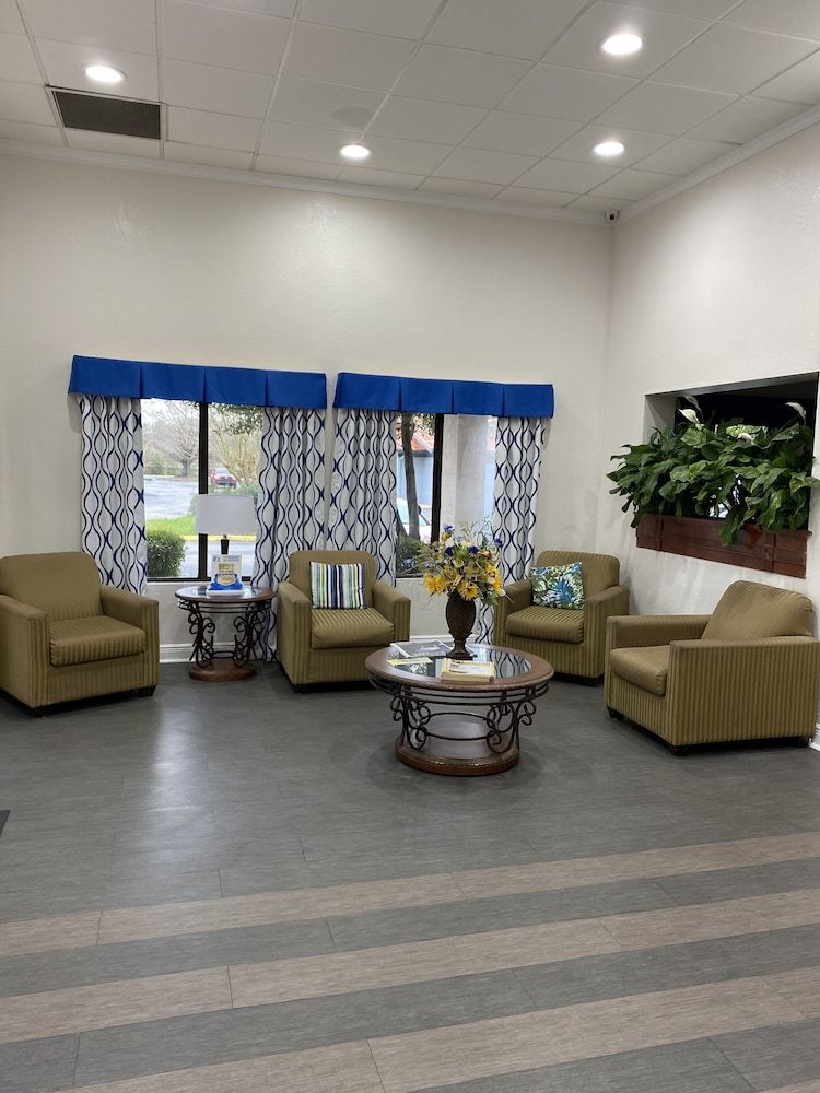 Days Inn & Suites by Wyndham Mobile 1
