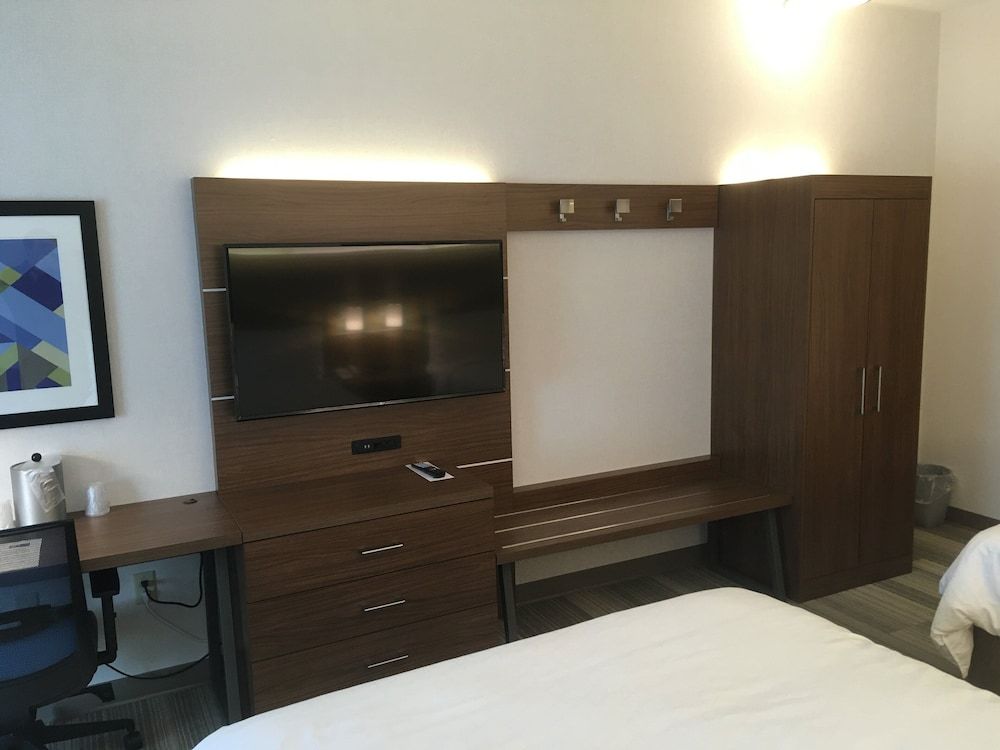 Holiday Inn Express & Suites BETHLEHEM ARPT-ALLENTOWN AREA by IHG 2
