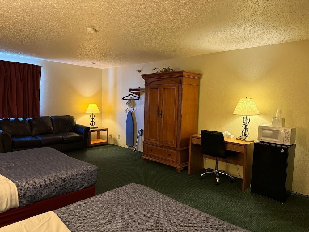 Cassville Four Seasons Inn & Suites 2