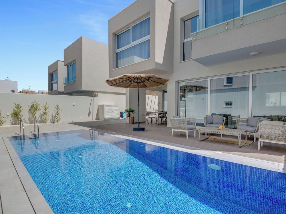 Sanders Mythical Blue - Bright 4 bdr Villa With Pool 1
