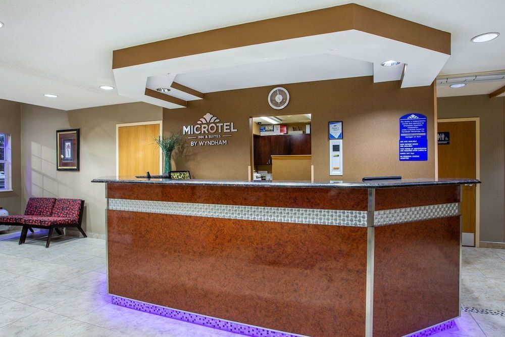 Microtel Inn & Suites by Wyndham Charleston 2