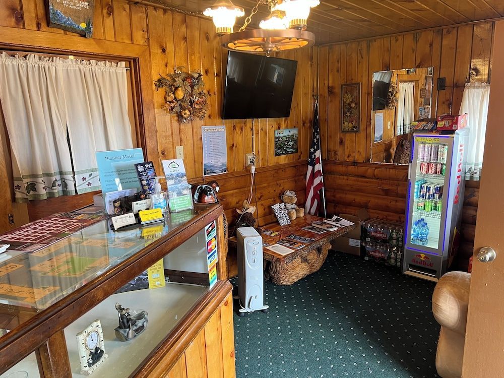 Pioneer Motel 2