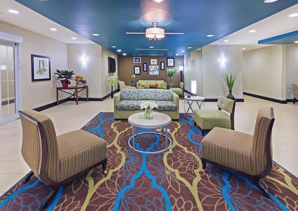 La Quinta Inn & Suites by Wyndham Floresville,TX 2