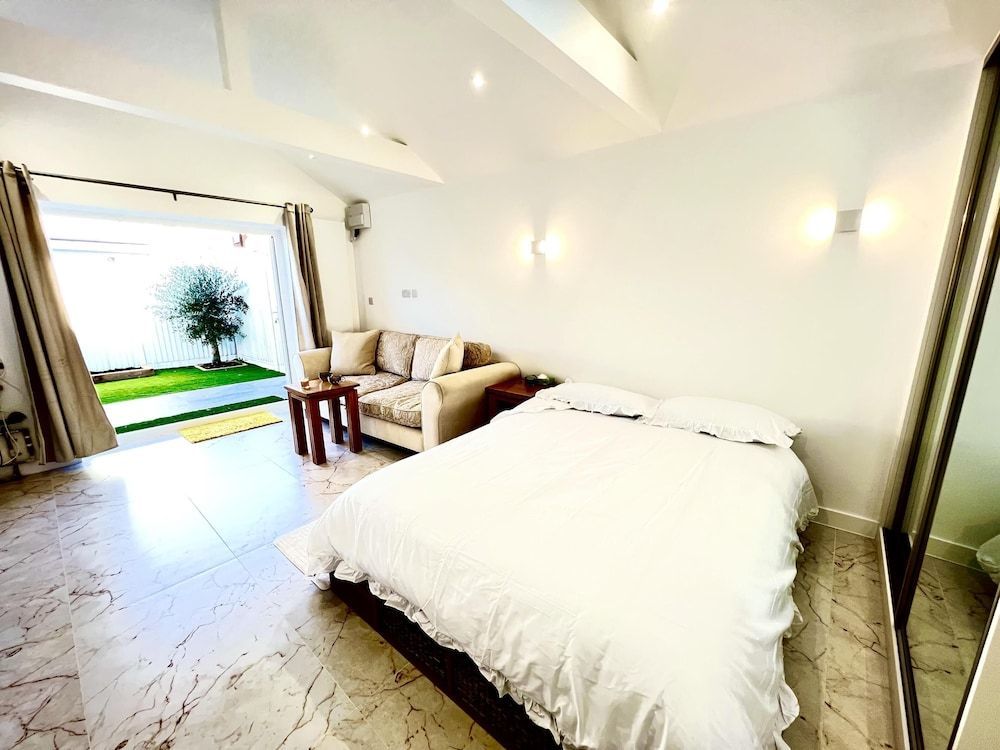 Stunning 1-bed Studio in Greenford 2