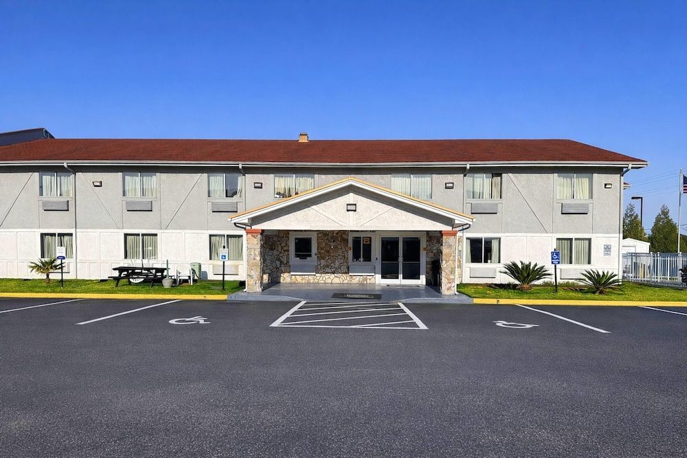 Rodeway Inn & Suites Jacksonville near Camp Lejeune 1