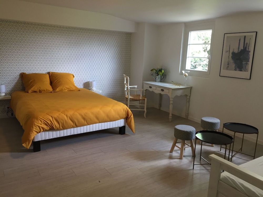 CHATEAU LA LOGE 2