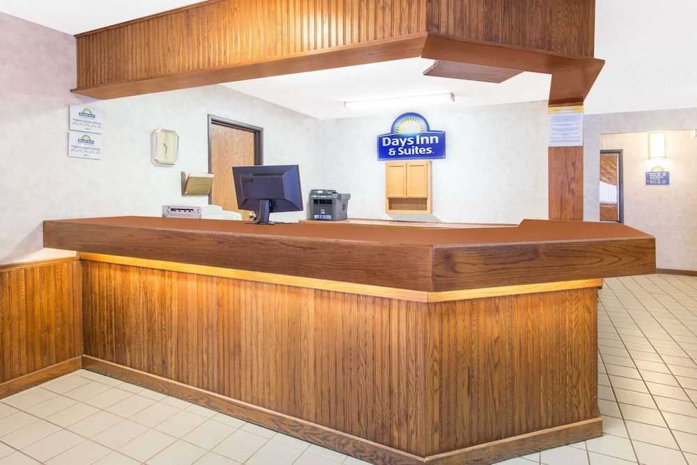 Days Inn & Suites by Wyndham Davenport East 2
