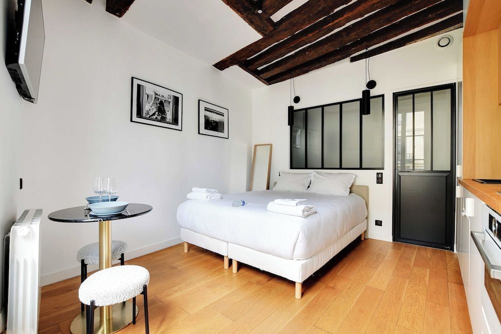 Charming studio A C - 2P - Le Marais 1