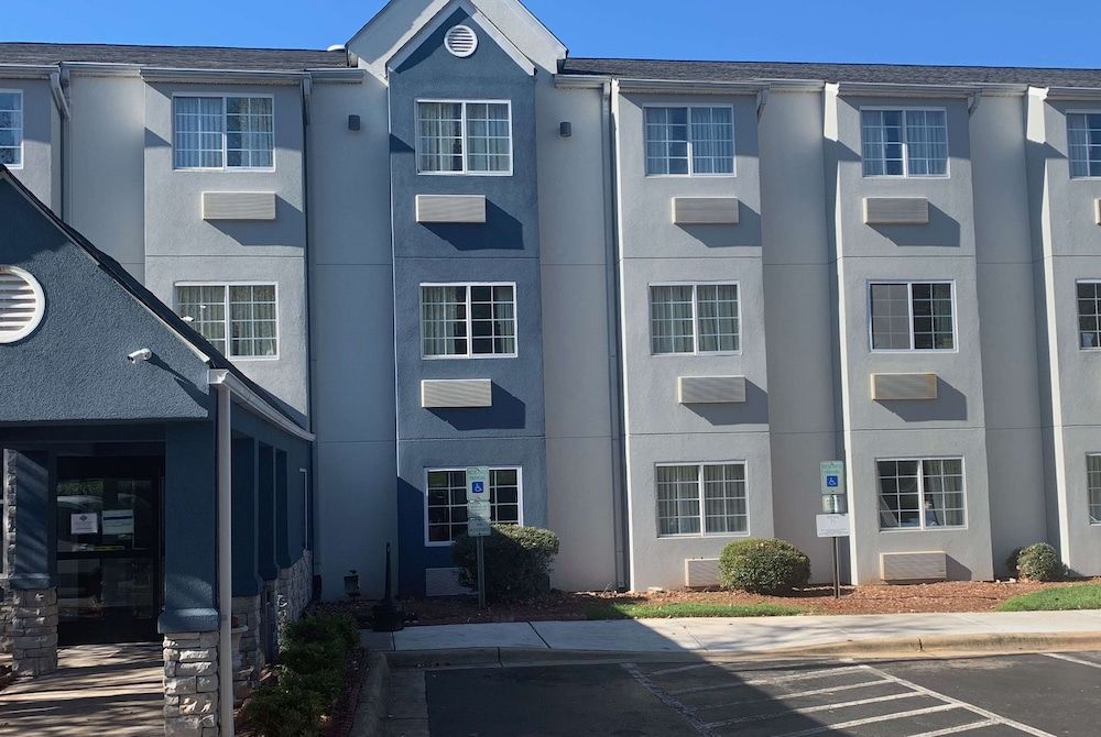Microtel Inn by Wyndham Charlotte Airport 1