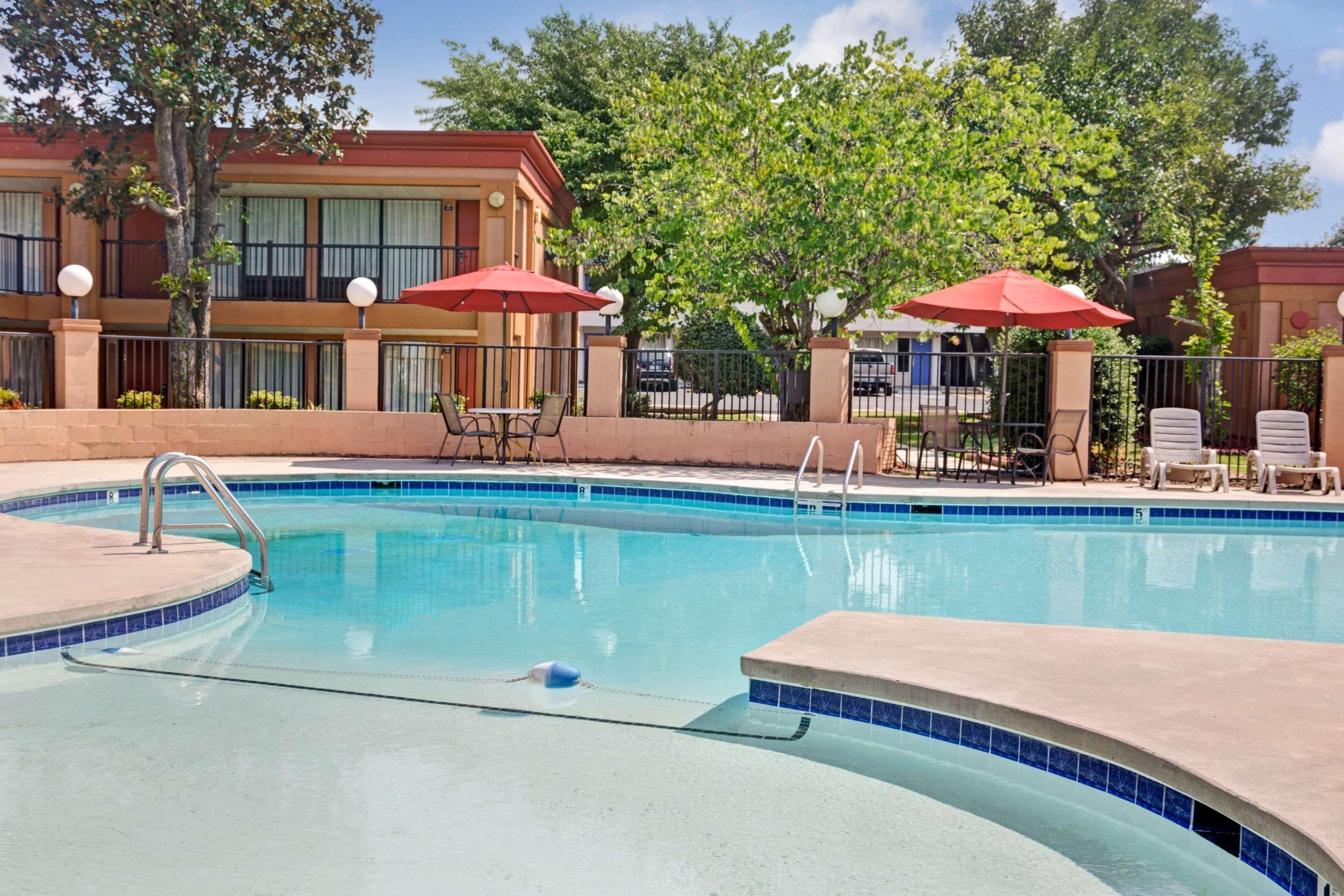 Days Inn By Wyndham Durham/Near Duke University 2
