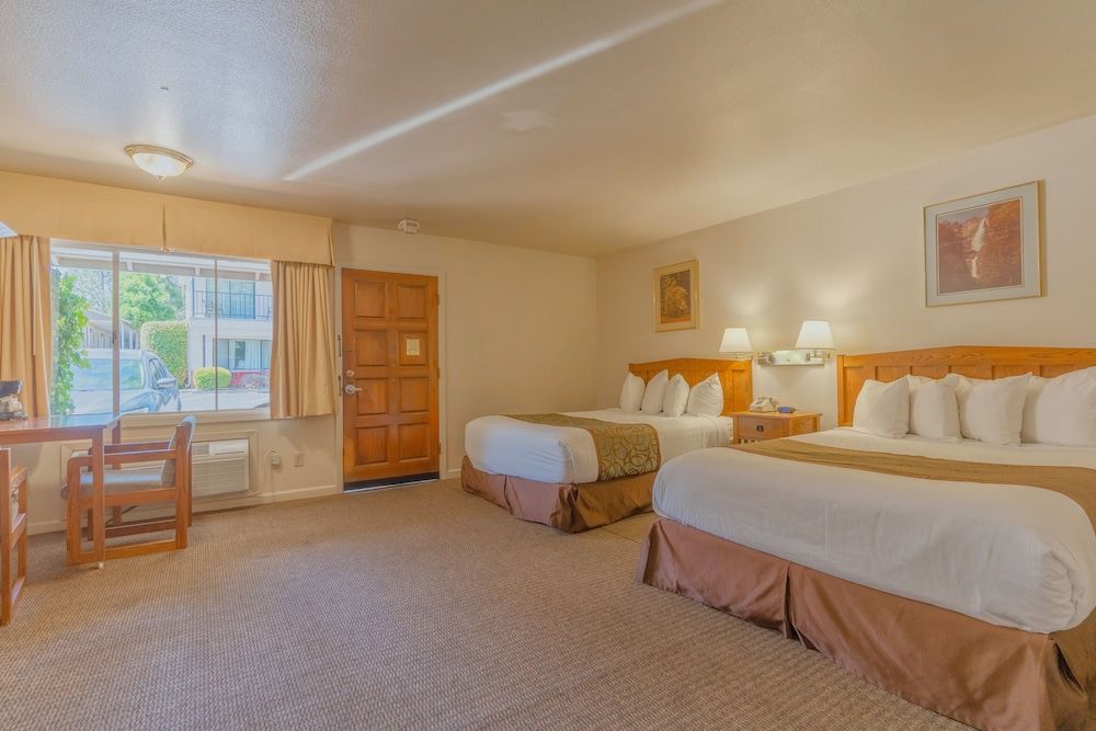 Mariposa Lodge 1
