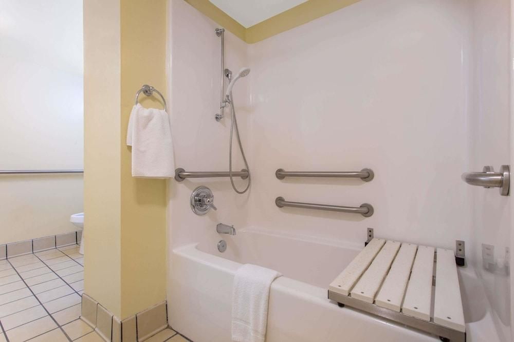 Microtel Inn And Suites Charlotte Northlake 2