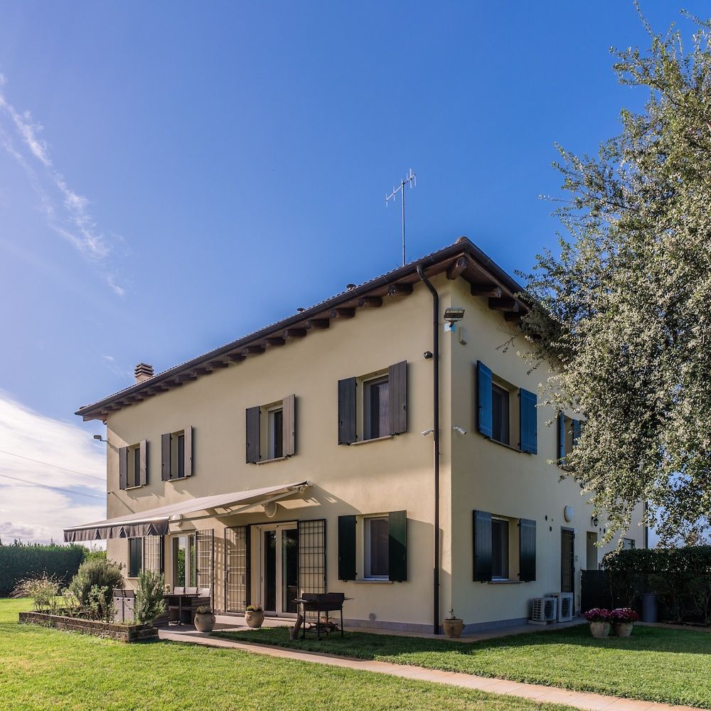 F Tale Country House 1
