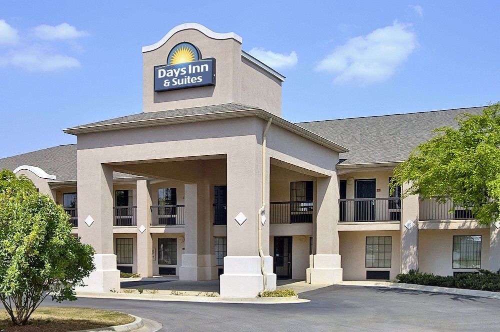 Days Inn & Suites by Wyndham Fort Valley 1