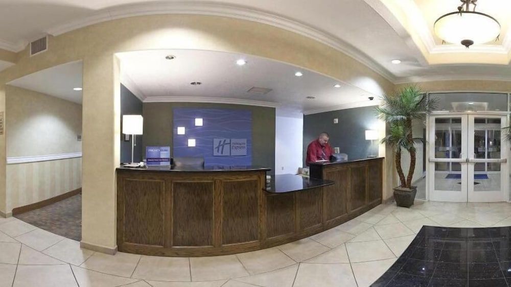 Holiday Inn Express DELANO HWY 99 by IHG 2