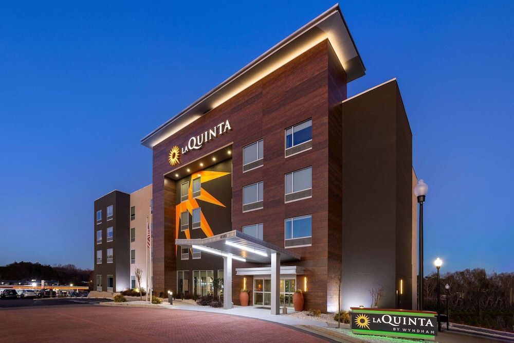 La Quinta Inn & Suites by Wyndham Locust Grove 1