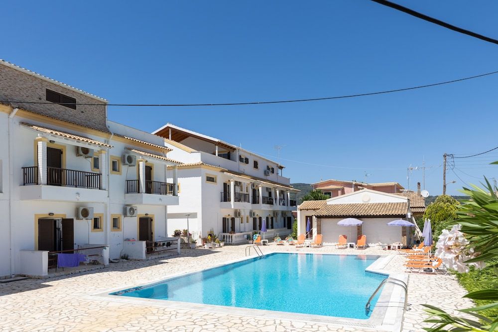 Dora Pool Studios by Konnect,150m from the Beach 1