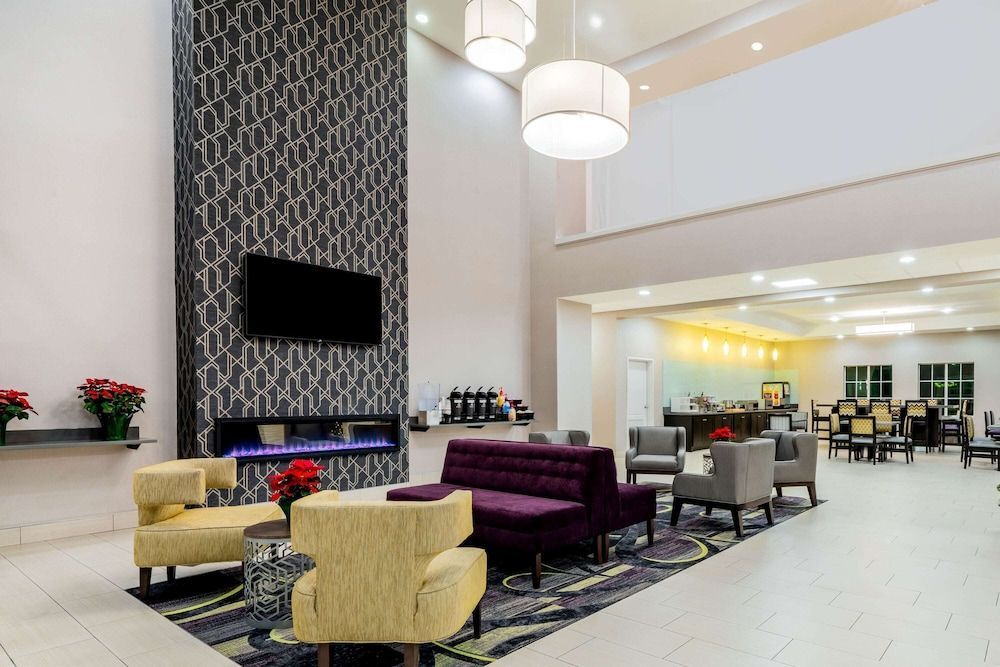 La Quinta Inn & Suites by Wyndham DFW Airport West - Bedford 2