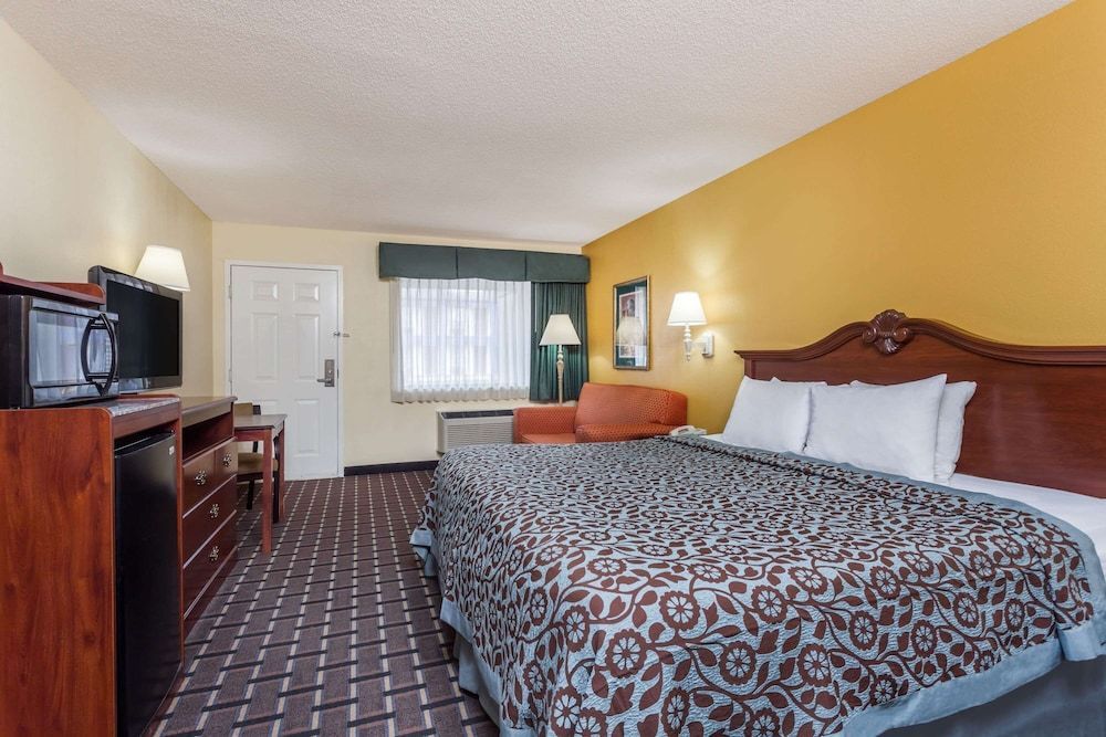 Days Inn & Suites by Wyndham Warner Robins Near Robins AFB 2