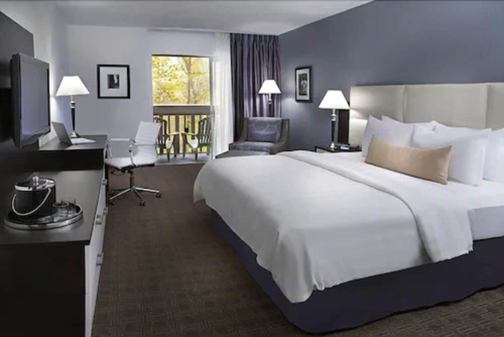 Toronto Don Valley Hotel and Suites 1