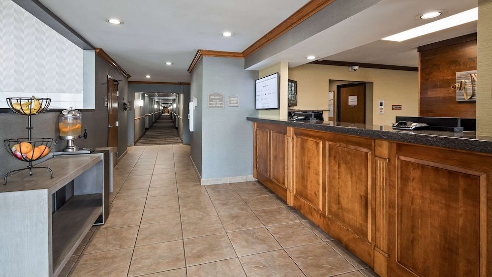 Best Western Plus North Canton Inn & Suites 2
