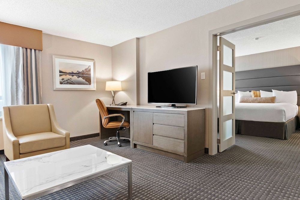 Best Western Premier Calgary Plaza Hotel & Conference Centre 1