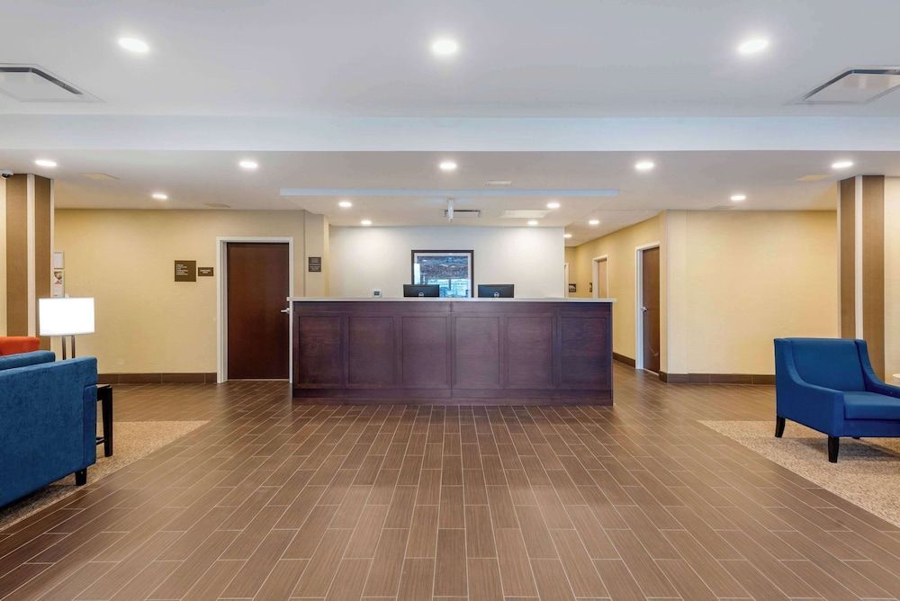 Comfort Inn & Suites 2