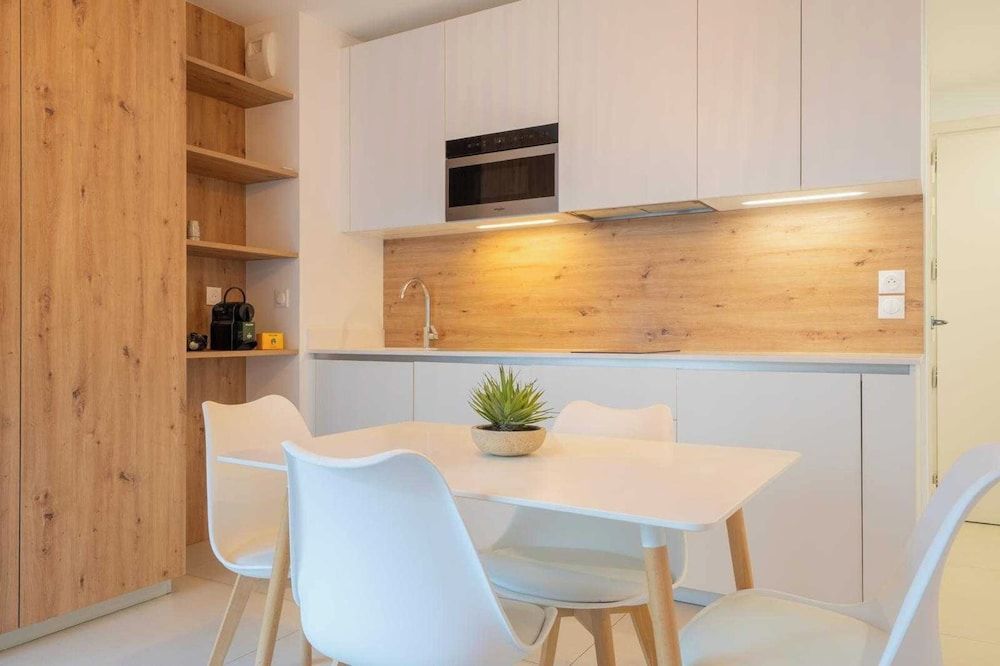 Spacious studio a-c 2P - Place des Lices 1