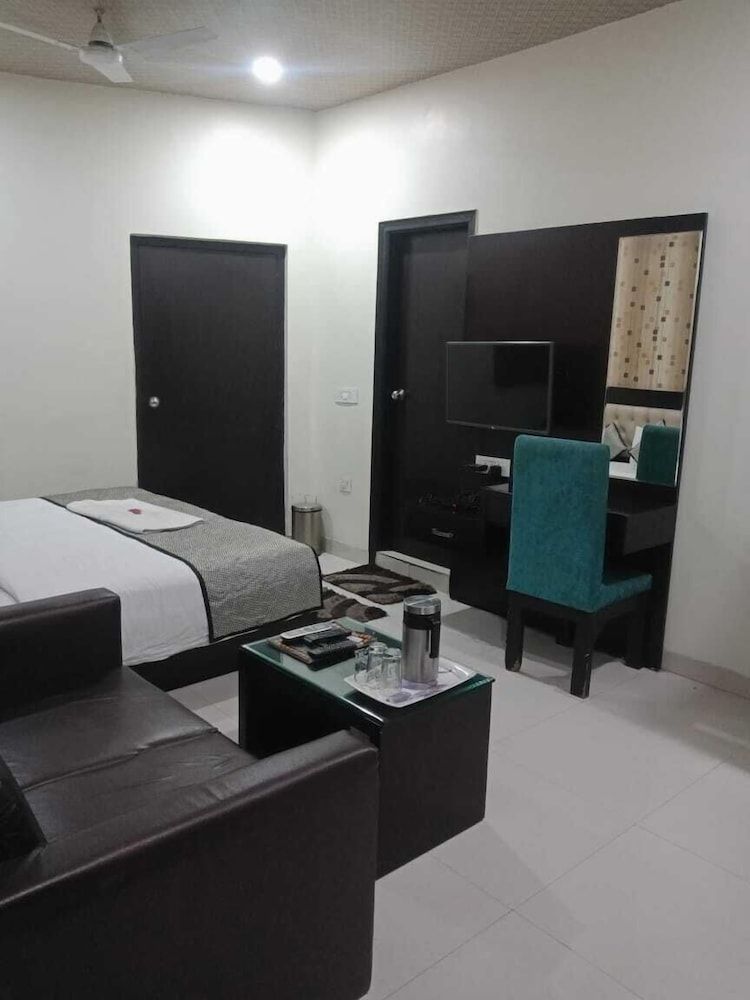 Hotel Mandakini Lush 2
