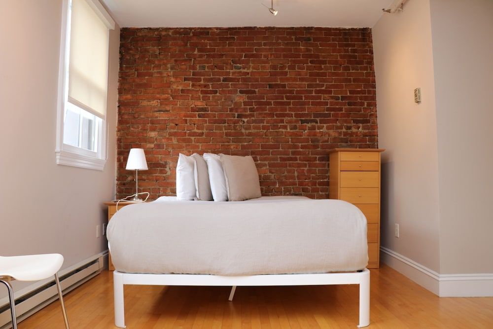 Maverick Suites at 402 Columbus Ave 2