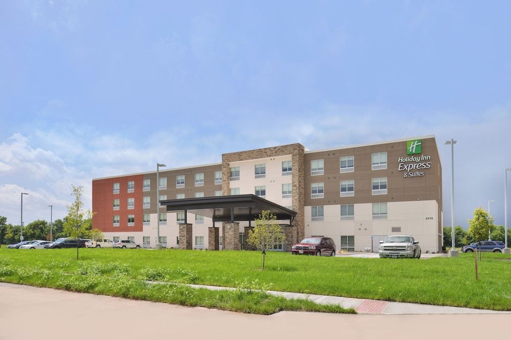 Holiday Inn Express & Suites OMAHA AIRPORT by IHG 1