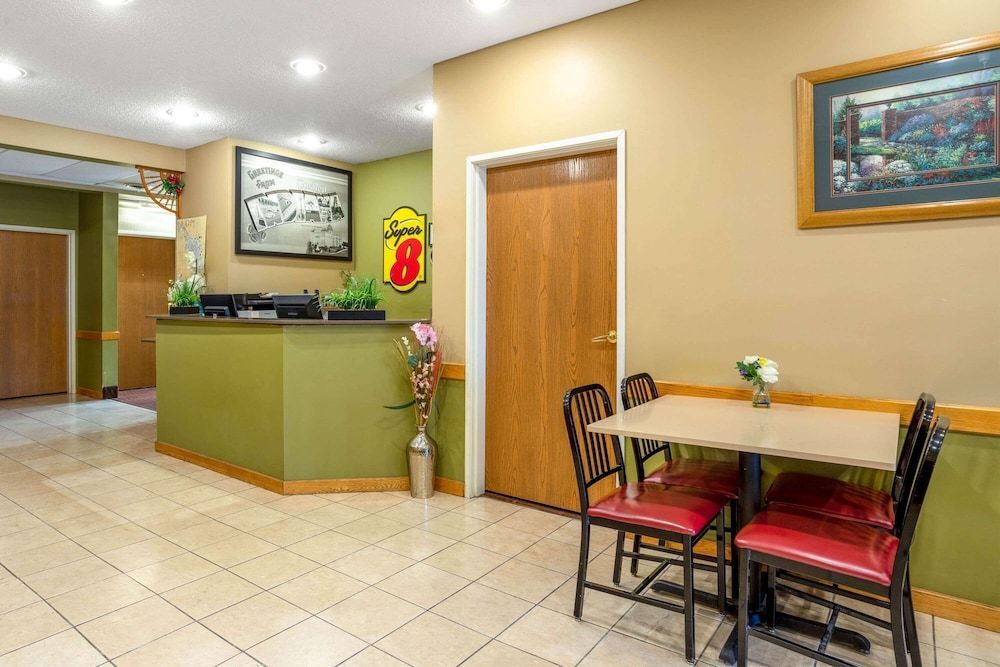 Super 8 by Wyndham Goshen 2