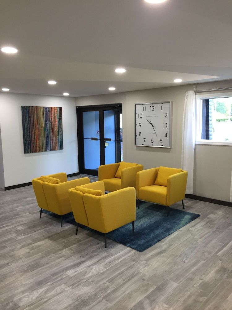 Days Inn & Suites by Wyndham Cincinnati North 2