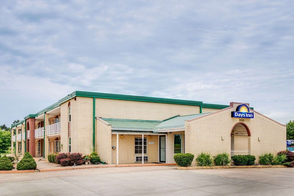 Days Inn by Wyndham Monett 1