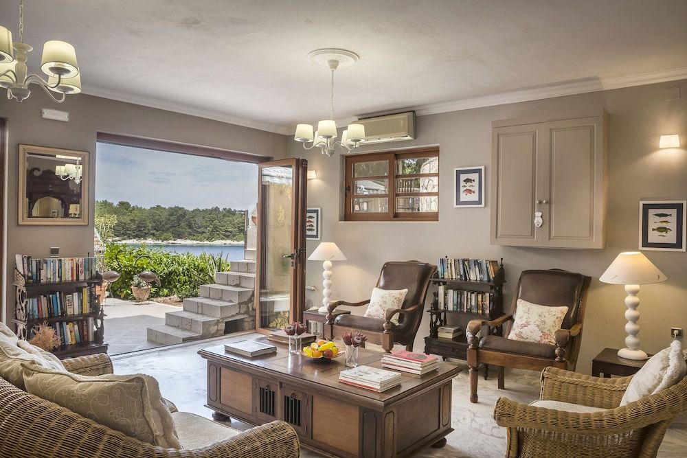 Faros Suites - Adults Only 2