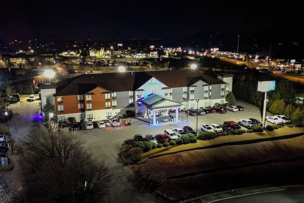 Holiday Inn Express & Suites KNOXVILLE-NORTH-I-75 EXIT 112 by IHG 1
