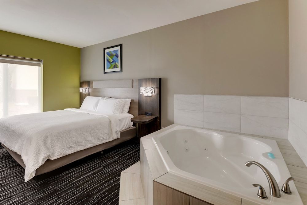 Holiday Inn Express & Suites BRYAN-MONTPELIER by IHG 2