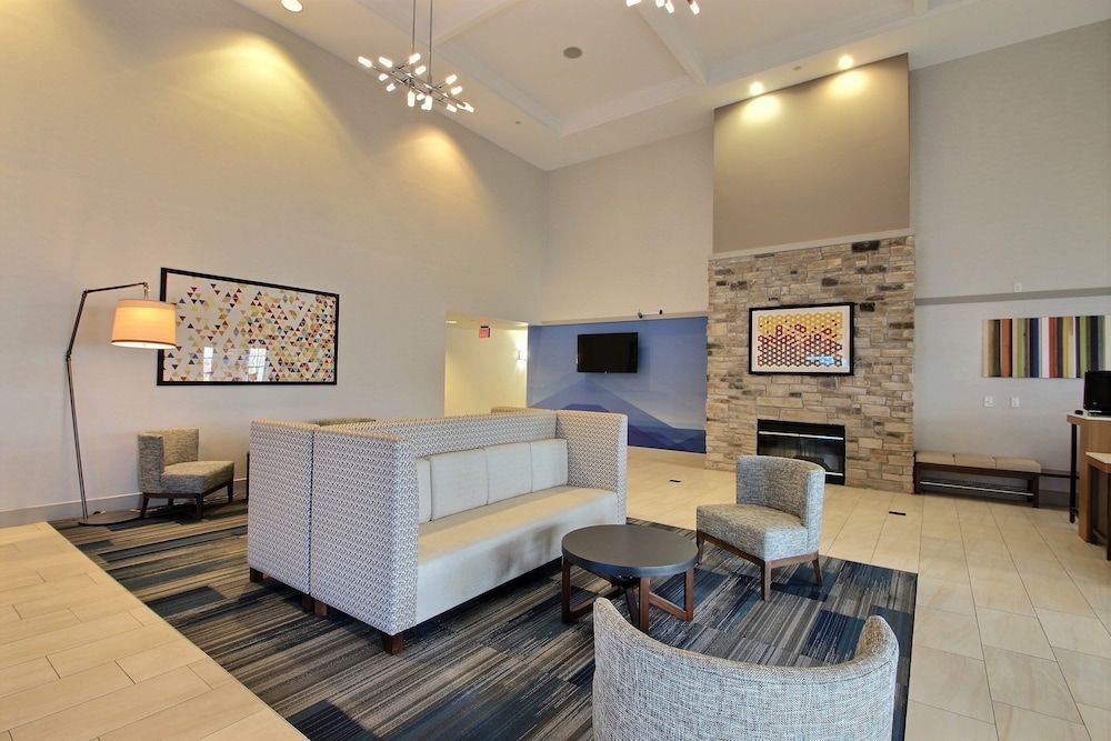Holiday Inn Express & Suites MILWAUKEE AIRPORT by IHG 1