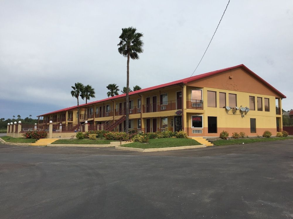 Deluxe Inn Airport 1