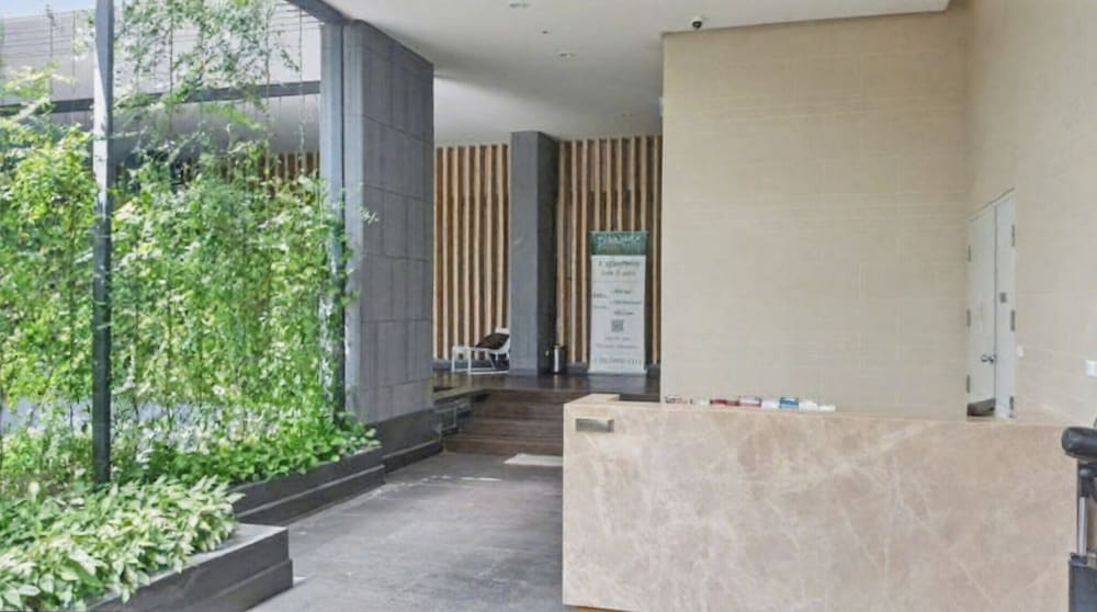 S39- 1 BR Downtown Bangkok Apt with Balcony and Pool 2