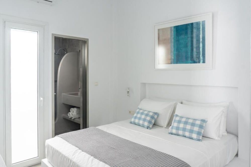 Pelican Paros 1