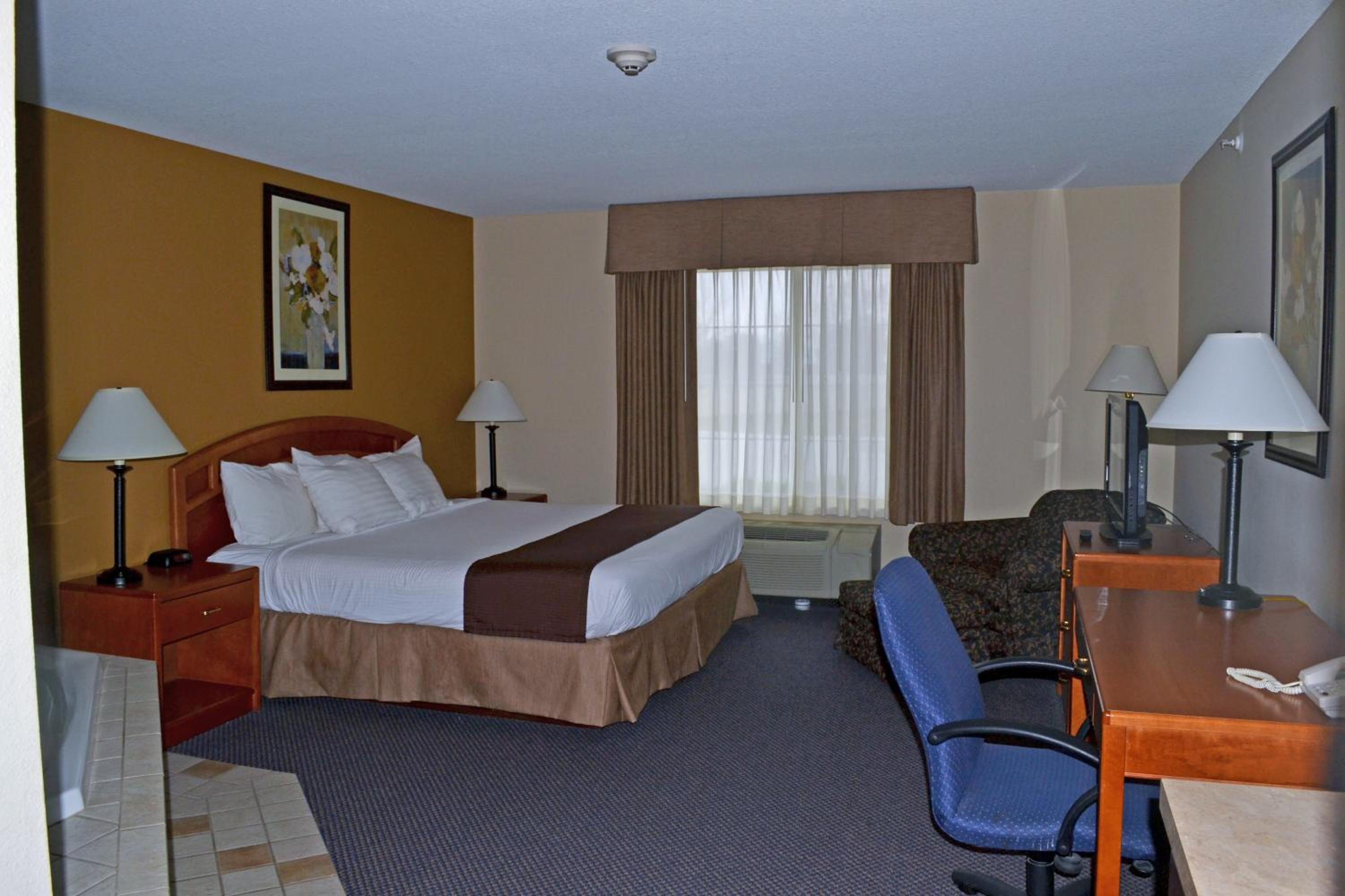 Paola Inn and Suites 1