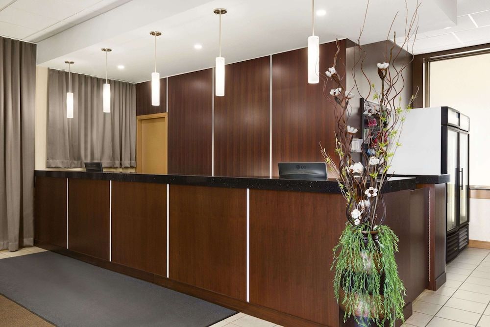Travelodge by Wyndham Edmonton West 2